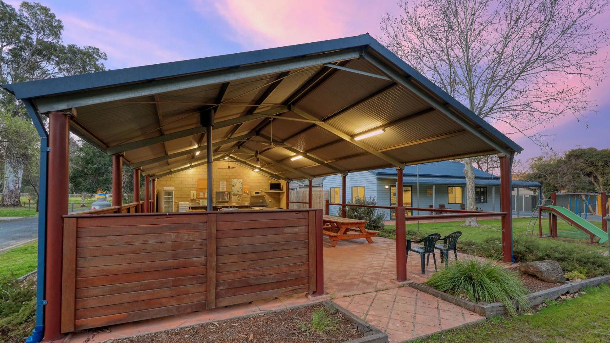 Deniliquin Riverside Caravan Park Exterior photo
