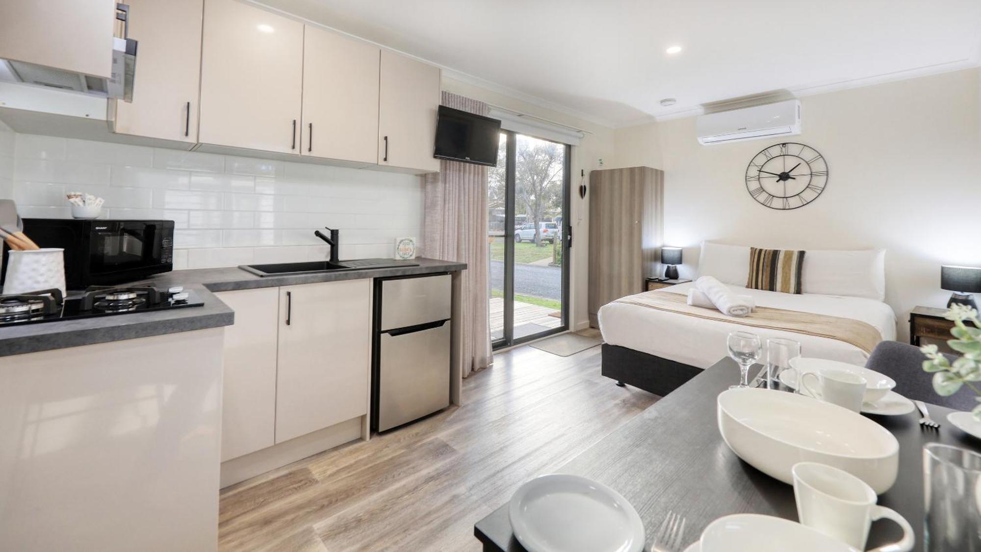 Deniliquin Riverside Caravan Park Exterior photo