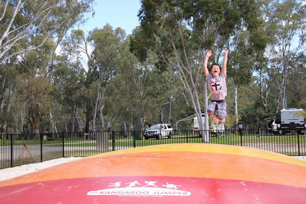 Deniliquin Riverside Caravan Park Exterior photo